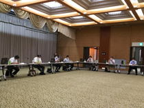 議会の会議もソーシャルスタンスです